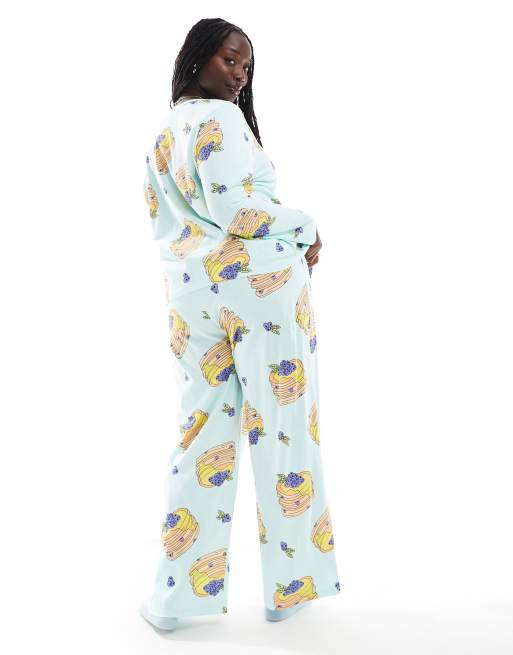 ASOS DESIGN Curve - Pyjama avec top à manches longues et pantalon imprimé pancakes - Bleu, 3 de 4