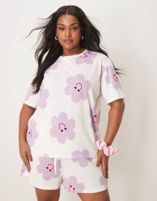 ASOS DESIGN Curve - Pyjama in Cremeweiß mit Blumenmuster, bestehend aus Oversize-T-Shirt und Shorts-Grün
