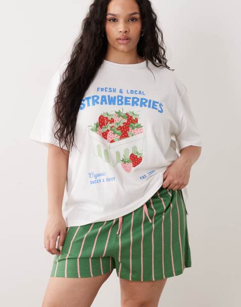 ASOS DESIGN Curve – Pyjama in Cremeweiß mit Oversize-T-Shirt mit Erdbeermuster und gestreiften Shorts - view 1