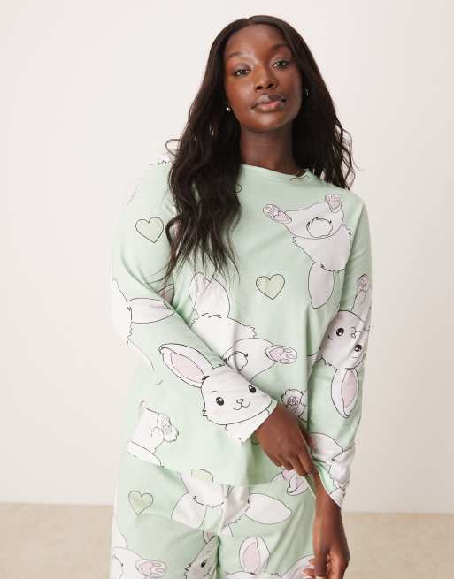ASOS DESIGN Curve – Pyjama in Grau mit Häschen-Print, aus langärmligem Oberteil und Hose, 3 von 4