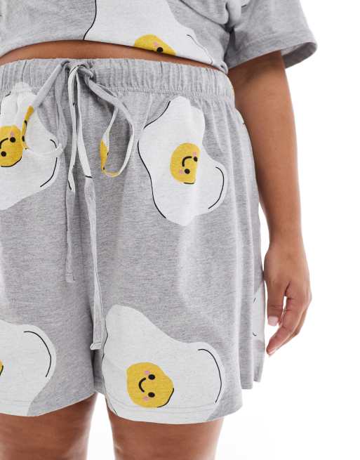 ASOS DESIGN Curve – Pyjama in meliertem Grau mit Spiegelei-Print, aus Oversize-T-Shirt und Shorts, 3 von 4