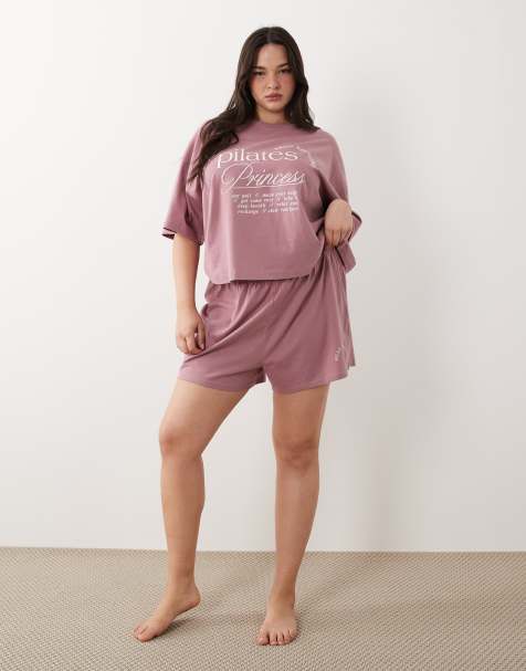 ASOS DESIGN Curve – Pyjama in Rosa mit T-Shirt mit „Pilates Princess“-Grafikprint und Shorts - view 1