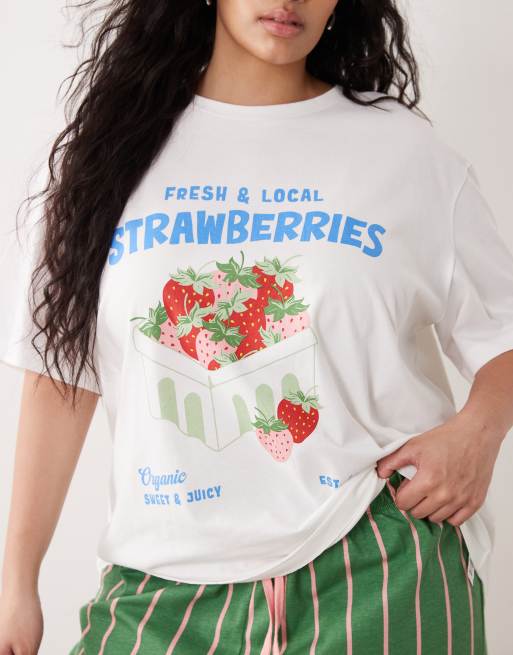 ASOS DESIGN Curve – Pyjama mit Oversize-T-Shirt mit Erdbeer-Print und Shorts, 4 von 4