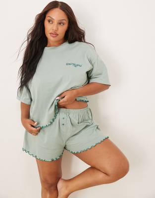 ASOS DESIGN Curve - Pyjama mit Schriftzug, aus kurzärmligem Oberteil und Shorts-Bunt
