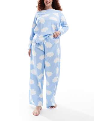 ASOS DESIGN Curve - Pyjama-Set aus langärmligem Oberteil und Hose in Blau mit Wolkenmuster