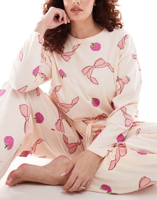 ASOS DESIGN Curve – Pyjama-Set aus langärmligem Oberteil und Hose in Rosa mit Schleifen-Obst-Muster, 2 von 4
