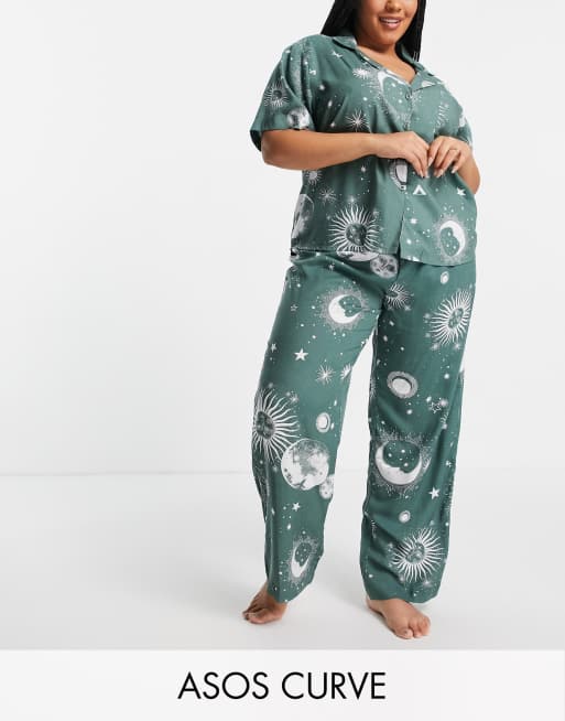ASOS DESIGN Curve - Pyjamaset met overhemd en broek van 100% modal met astrologische print in saliegroen