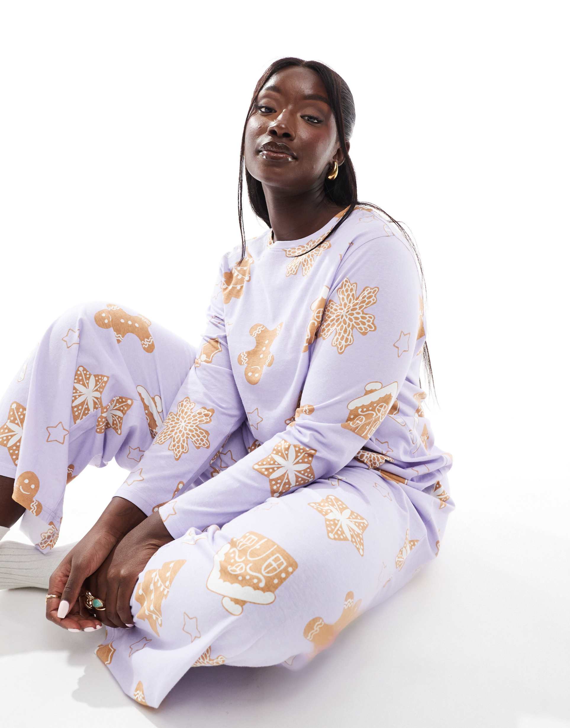 ASOS DESIGN Curve - Pyjamaset met top met lange mouwen en broek met gingerbread-print in paars