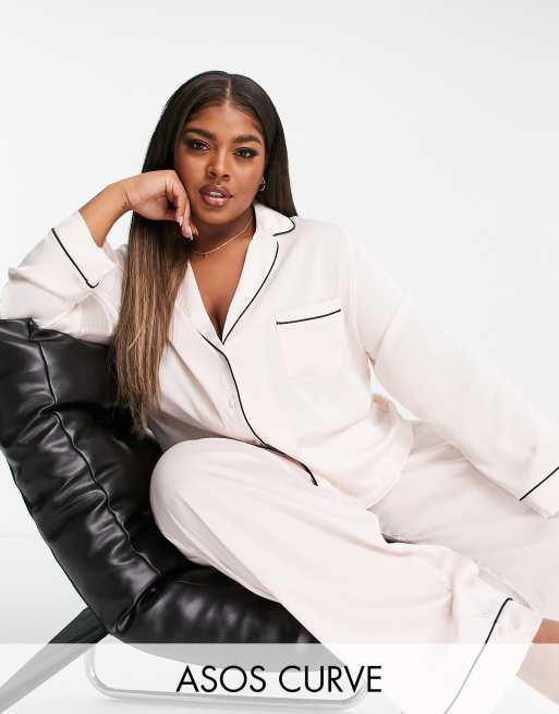 ASOS DESIGN Curve - Pyjamaset van satijn met overhemd met lange mouwen en broek in roze