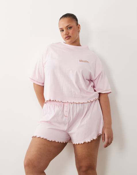 ASOS DESIGN Curve - Pyjamaset van T-shirt met korte mouwen en short met geborduurde siësta-slogan en geschulpte rand in roze - view 1