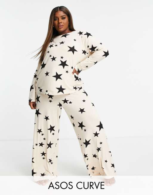 ASOS DESIGN Curve - Pyjamaset van viscose van top met lange mouwen en broek met wijde pijpen en sterrenprint in beige en zwart in tas