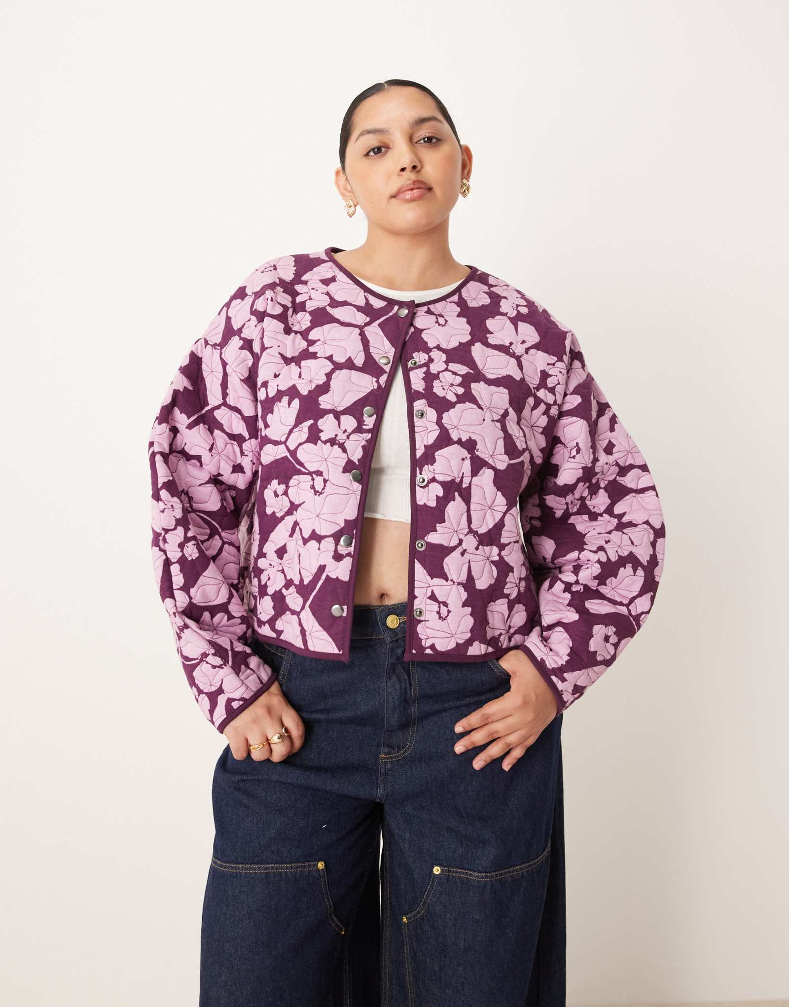 Стеганая куртка ASOS DESIGN Curve с цветочным принтом сливового цвета по всему телу