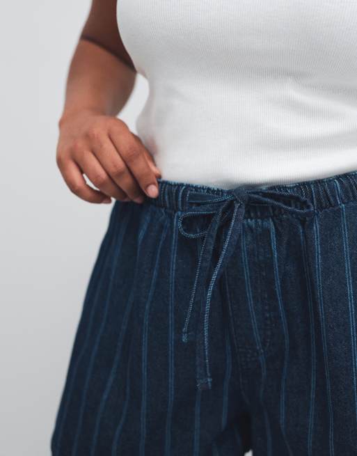 ASOS DESIGN Curve – Randiga jeansshorts i dra på-modell, 3 av 7