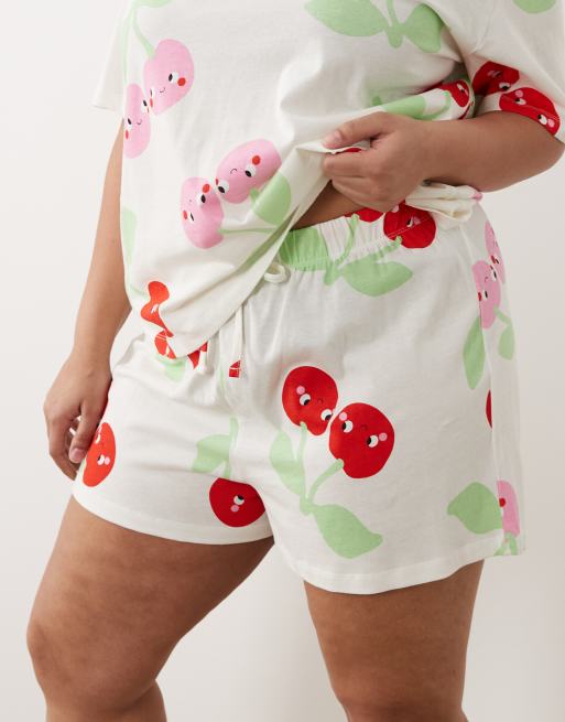 ASOS DESIGN Curve - Rødt og lyserødt pyjamassæt med oversized T-shirt og shorts med kirsebærprint, 3 af 4