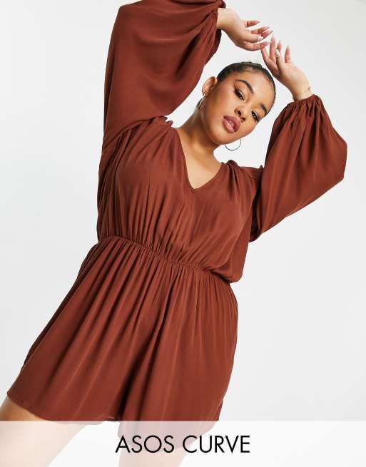 ASOS DESIGN Curve – Rdzawy krótki kombinezon plażowy z głębokim dekoltem z marszczonego zwiewnego materiału
