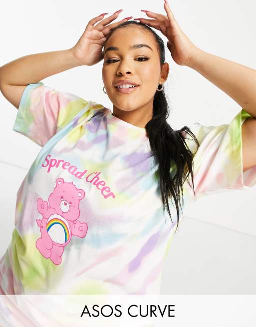 ASOS DESIGN Curve – Regnbågsfärgat batikmönstrat nattlinne med 'Care Bears'-tryck