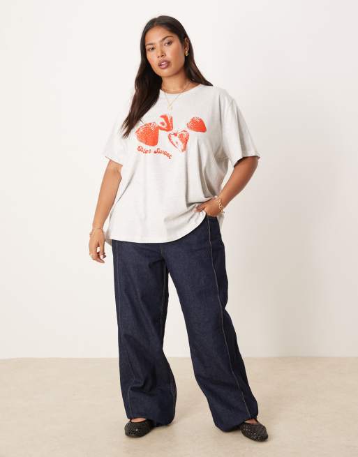 ASOS DESIGN Curve - Regular-fit T-shirt met aardbeienprint in gemêleerd ijs, 2 van 4