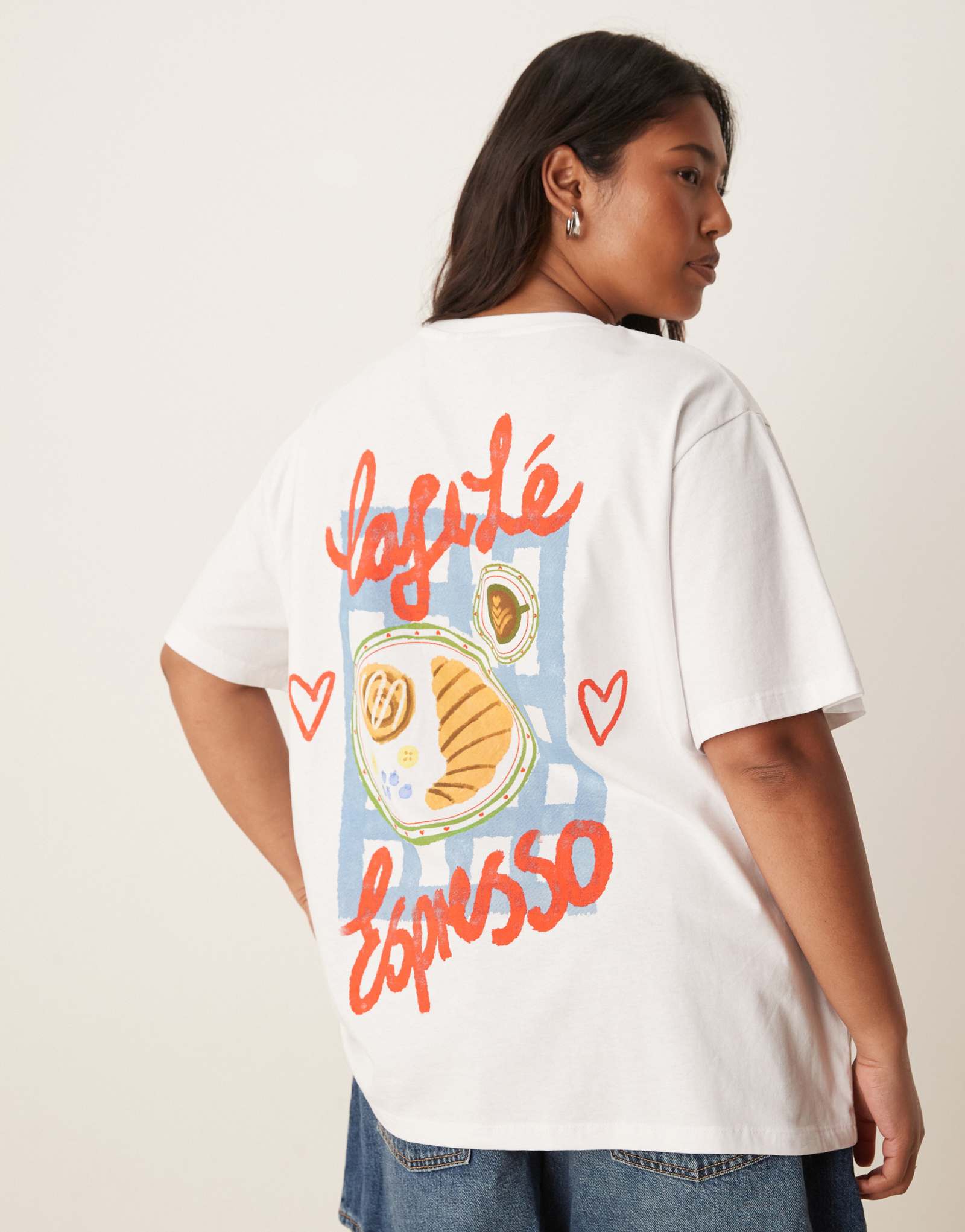 Футболка ASOS DESIGN Curve обычного кроя с графическим принтом café lé espresso на спине белого цвета