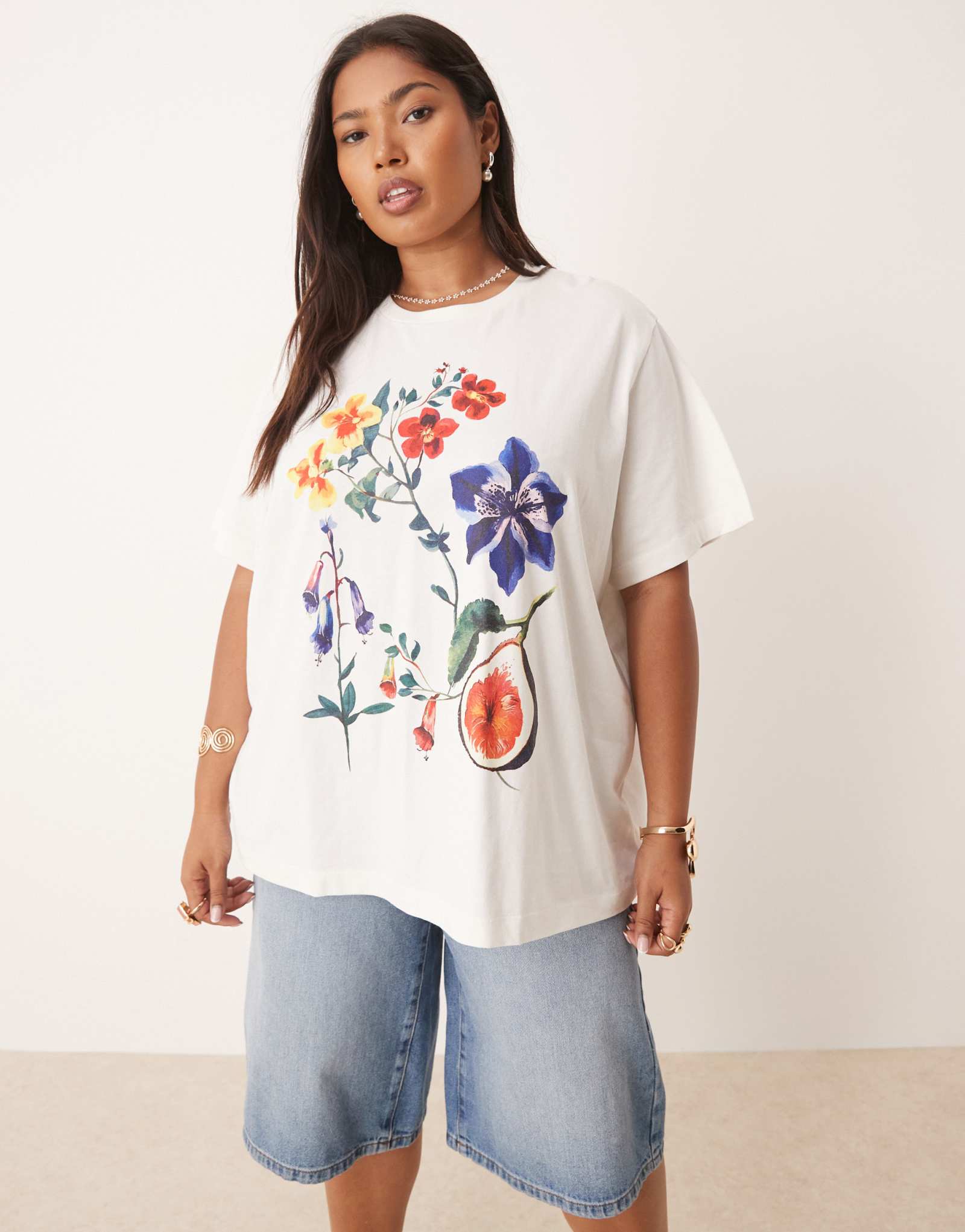 Футболка ASOS DESIGN Curve обычного кроя с цветочным рисунком инжира кремового цвета