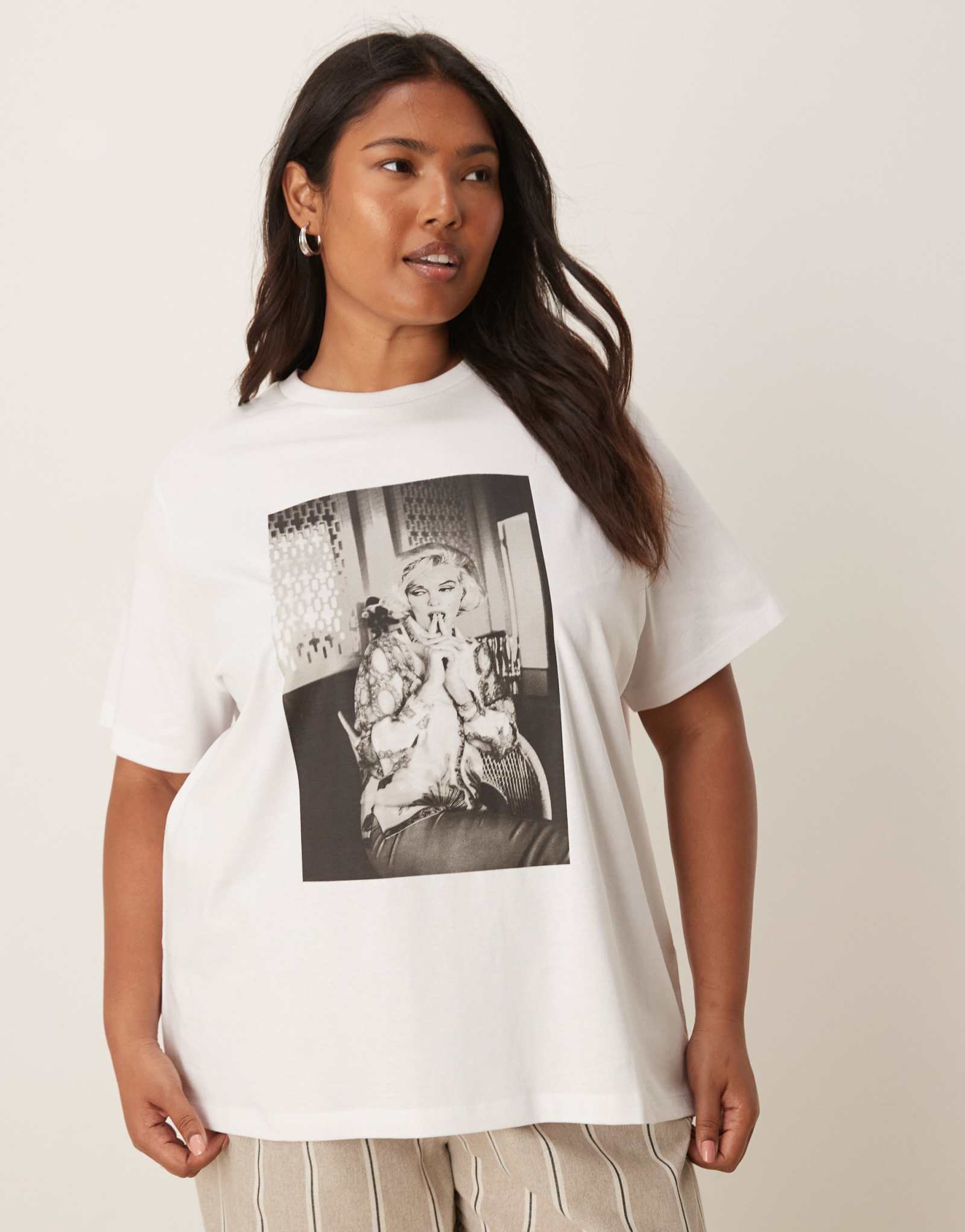 Футболка ASOS DESIGN Curve regular fit с логотипом Мэрилин Монро белого цвета