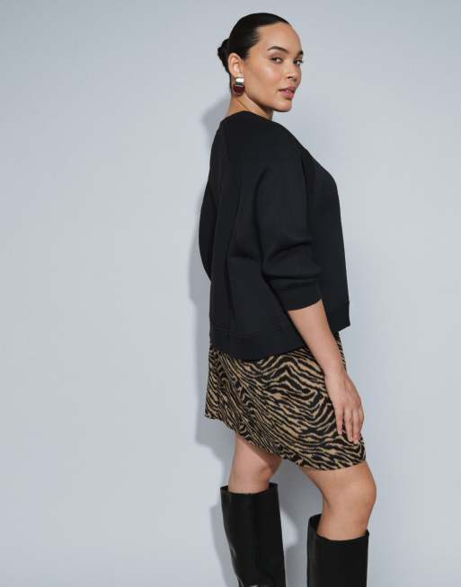 ASOS DESIGN Curve regular raglan sweat met brushback in zwart, 4 van 4
