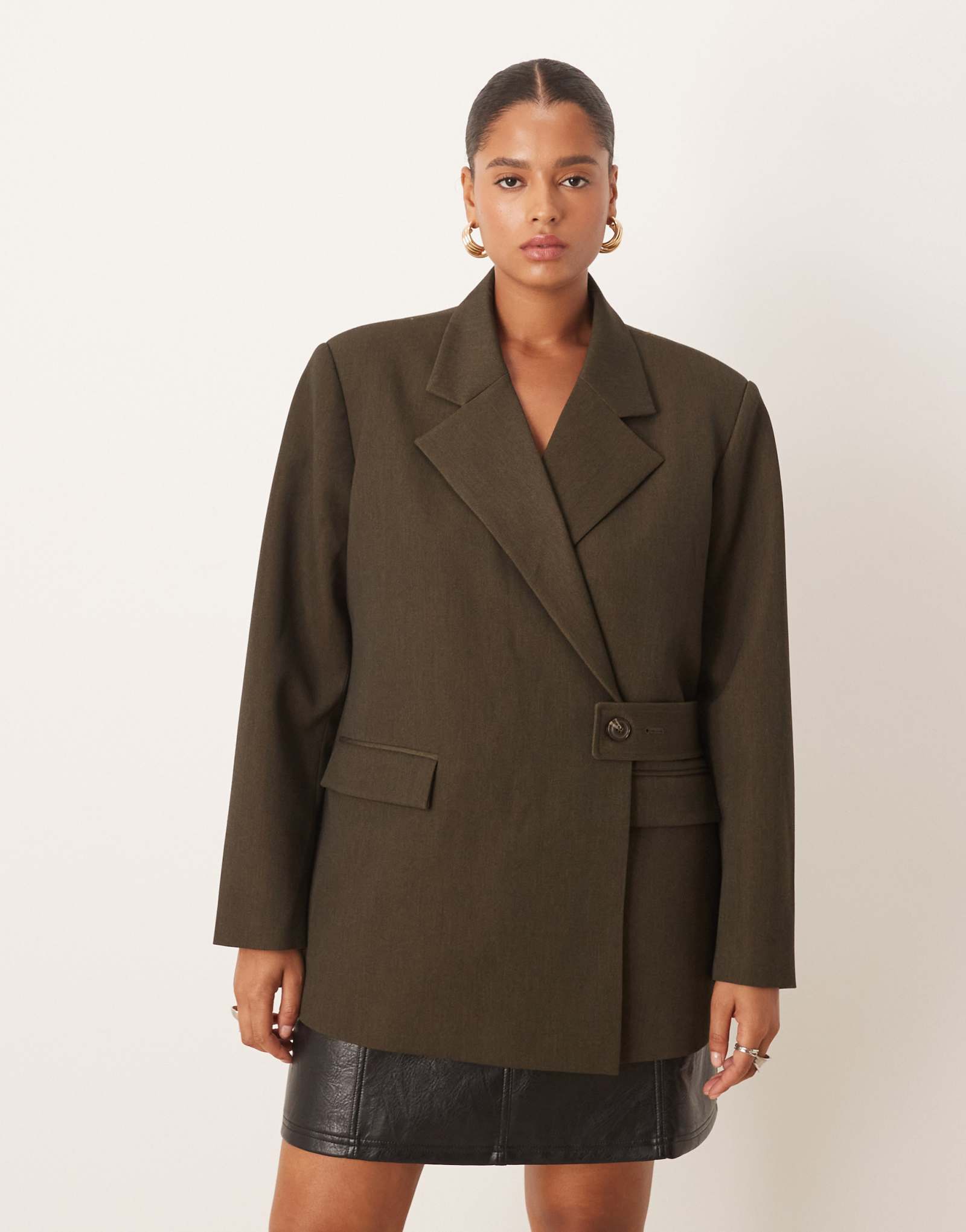 Непринужденный блейзер ASOS DESIGN Curve с поясом оливкового цвета