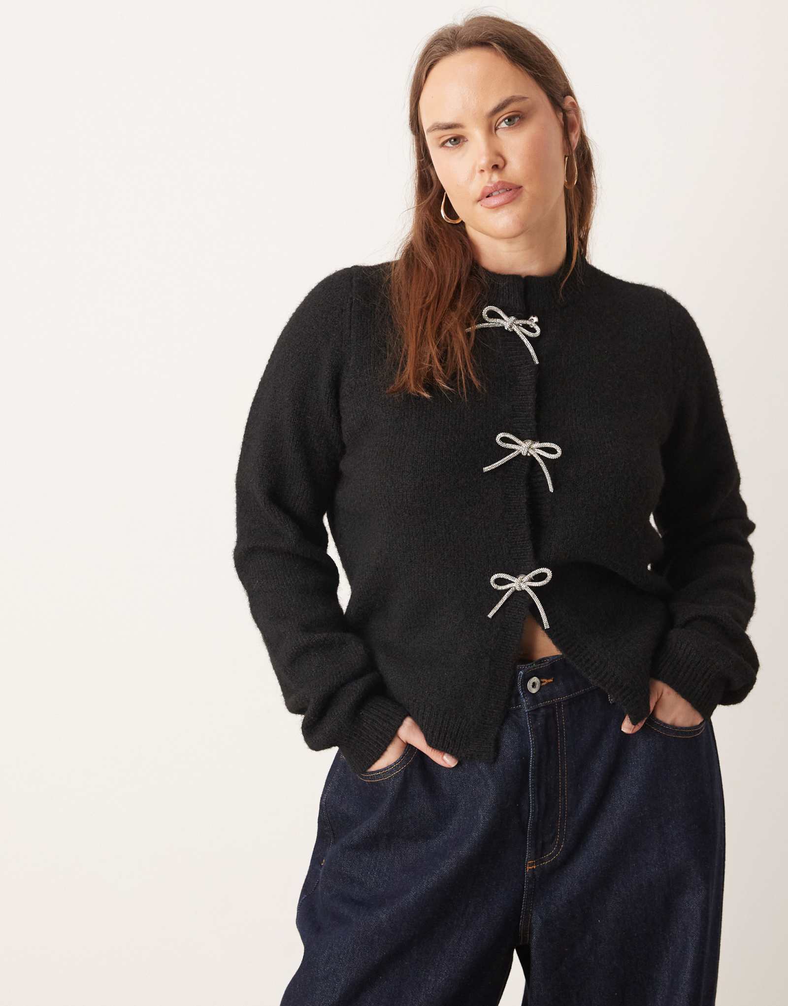 Кардиган ASOS DESIGN Curve со стразами и бантом спереди черного цвета