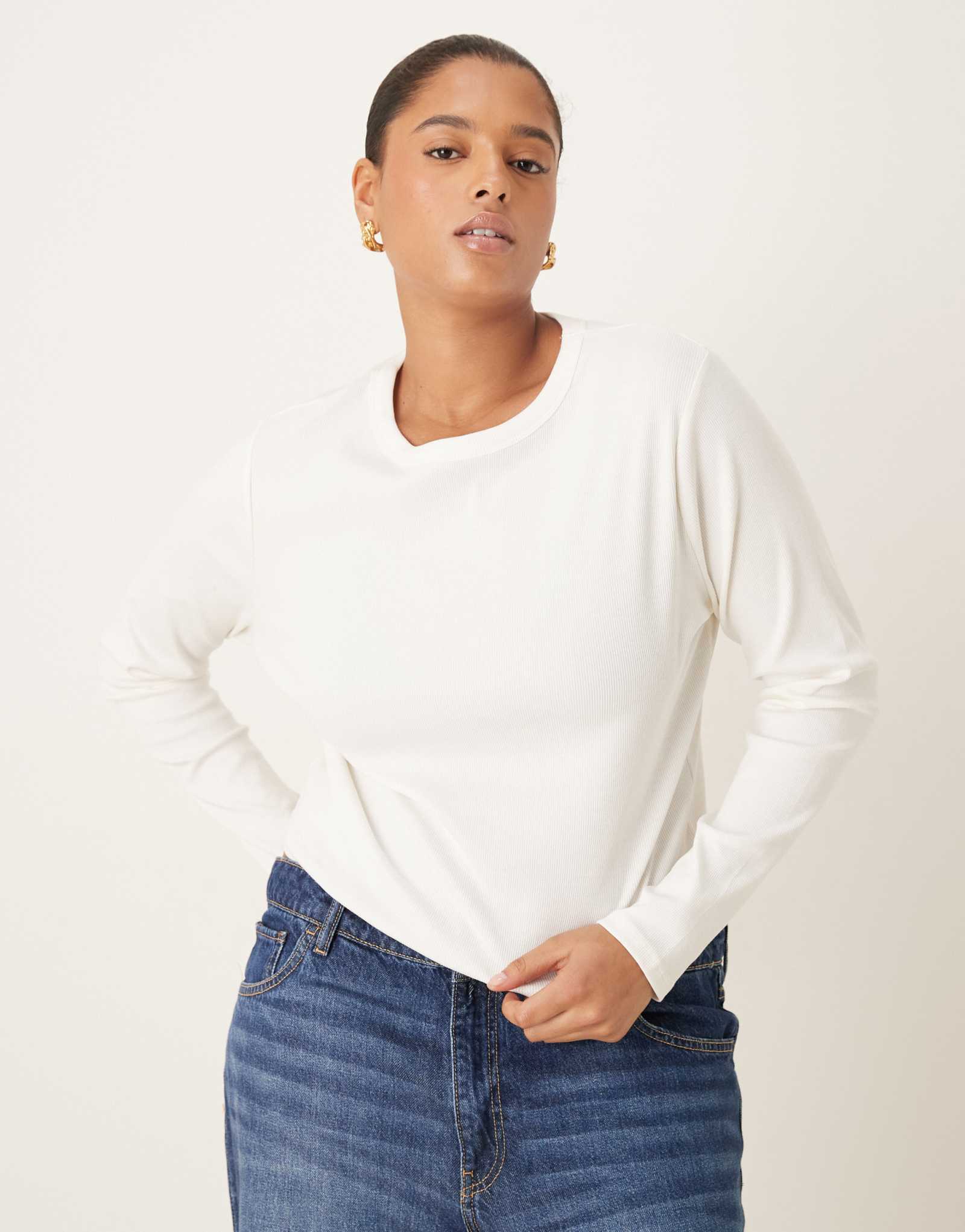 КРЕМОВЫЙ топ с округлым вырезом и длинными рукавами ASOS DESIGN Curve rib кремового цвета