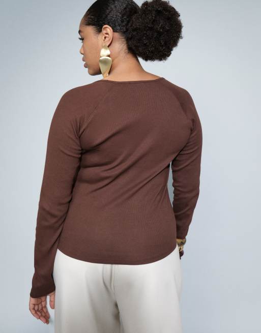 ASOS DESIGN Curve ribbed deep scoop neck long sleeve T-shirt in chocolate, 4 of 8