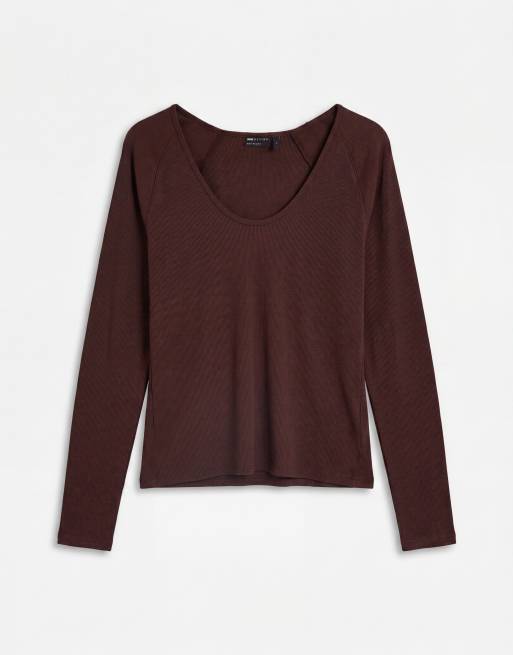 ASOS DESIGN Curve ribbed deep scoop neck long sleeve T-shirt in chocolate, 5 of 8