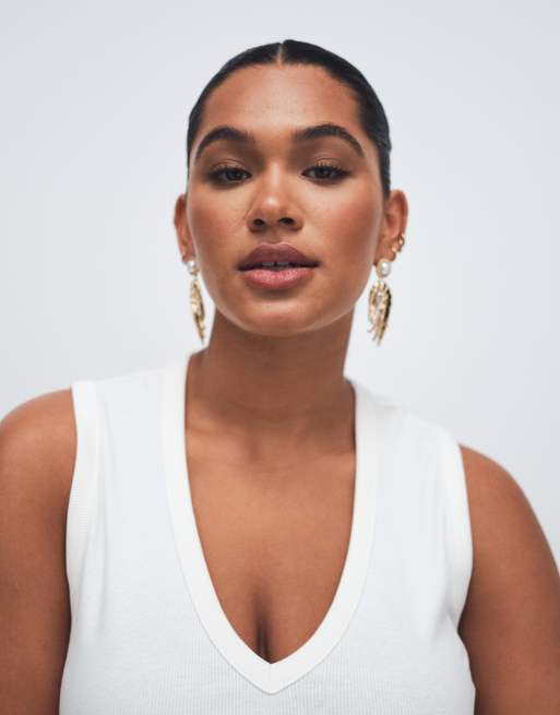 ASOS DESIGN Curve ribbed v neck singlet in ivory, 3 of 8