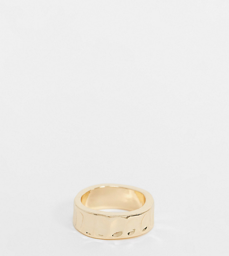 ASOS DESIGN Curve - Ring met gehamerd ontwerp in goudkleur