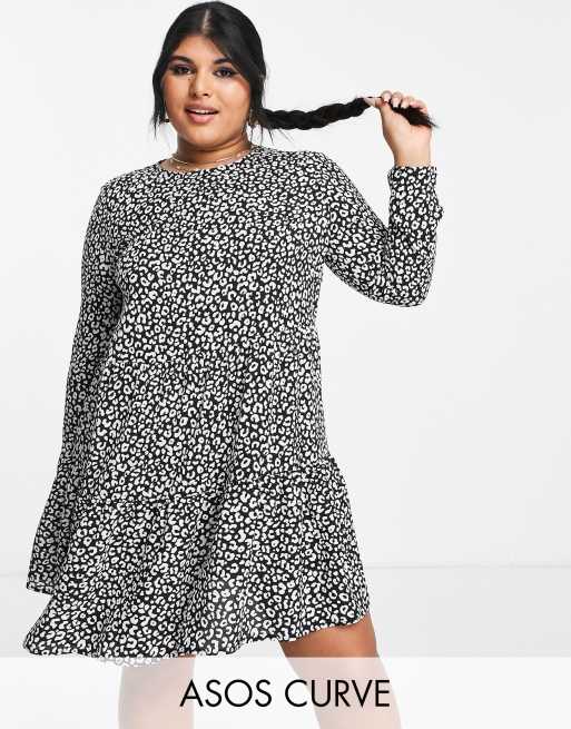 ASOS DESIGN Curve - Robe babydoll courte à volants étagés, manches longues, imprimé animal - Monochrome