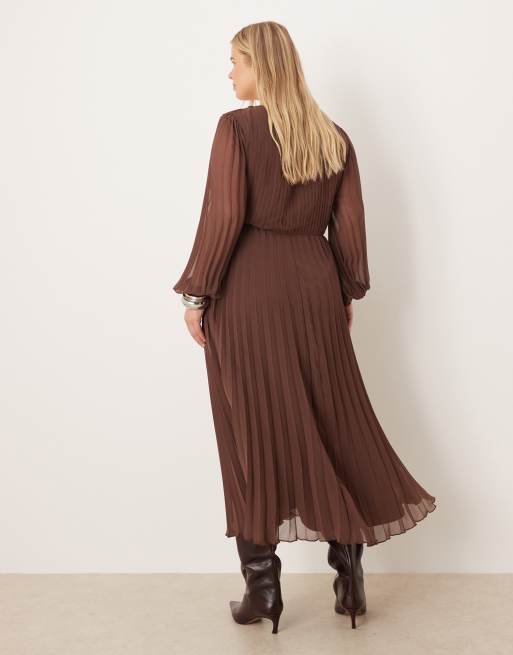 ASOS DESIGN Curve - Robe cache-cœur mi-longue plissée à détail torsadé - Marron, 3 de 4