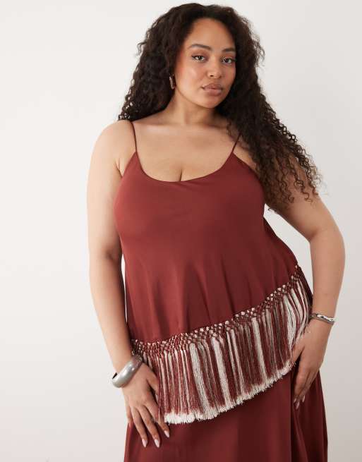 ASOS DESIGN Curve - Robe caraco longue en satin avec franges et superpositions bicolores - Bordeaux, 2 de 4