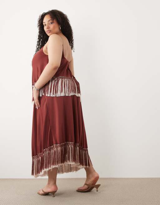 ASOS DESIGN Curve - Robe caraco longue en satin avec franges et superpositions bicolores - Bordeaux, 4 de 4