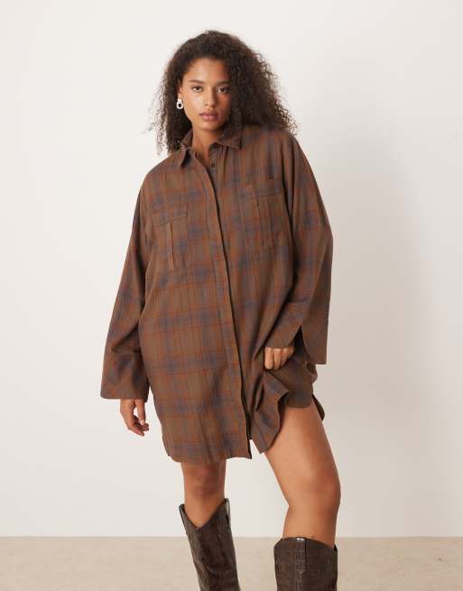 ASOS DESIGN Curve - Robe chemise courte à carreaux avec revers larges et poches oversize - Marron, 4 de 4