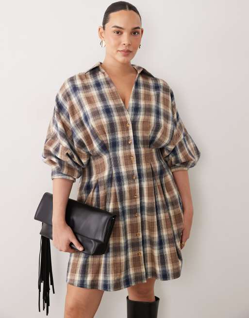 ASOS DESIGN Curve robe chemise courte cintrée à la taille à carreaux bleu et beige, 2 de 4