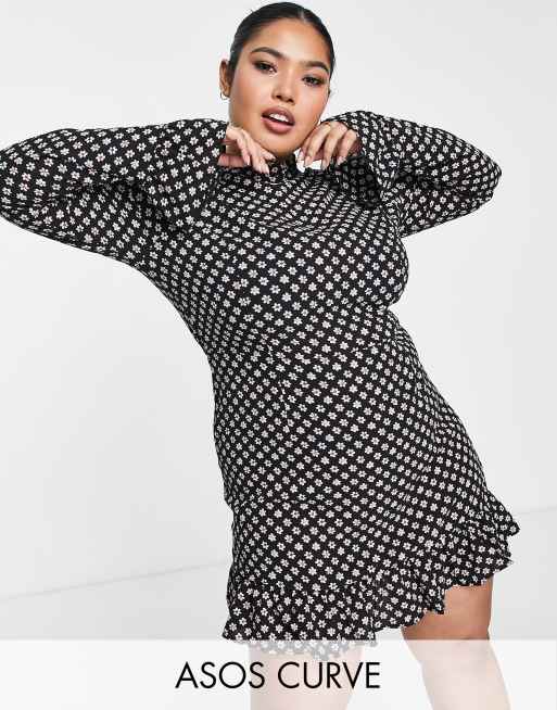 ASOS DESIGN Curve - Robe courte à col volanté avec manches évasées et imprimé marguerite - Noir