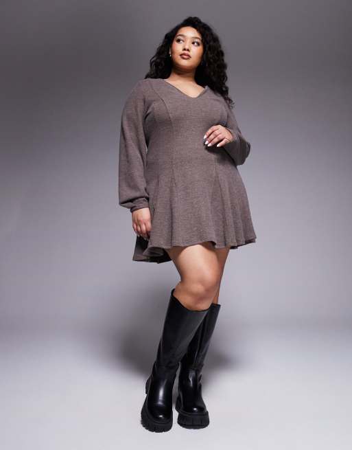 ASOS DESIGN Curve - Robe courte ajustée et évasée ultra douce avec coupe en V sur l'avant - Chocolat, 4 de 4