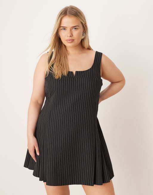 ASOS DESIGN Curve - Robe courte et habillée à ourlet plissé et fines rayures - Noir, 2 de 4