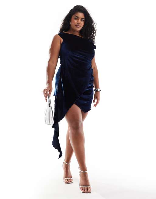 ASOS DESIGN Curve - Robe courte torsadée à épaules dénudées et ourlet asymétrique effet velours - Bleu marine