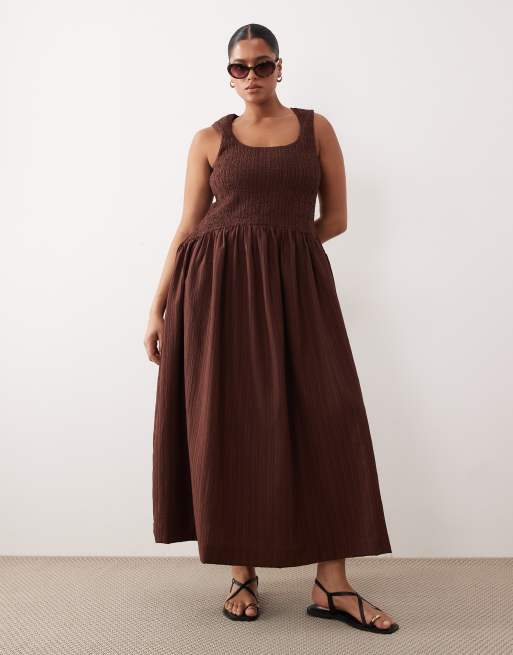 ASOS DESIGN Curve - Robe d'été longue froissée à encolure dégagée et taille froncée - Chocolat , 2 de 4