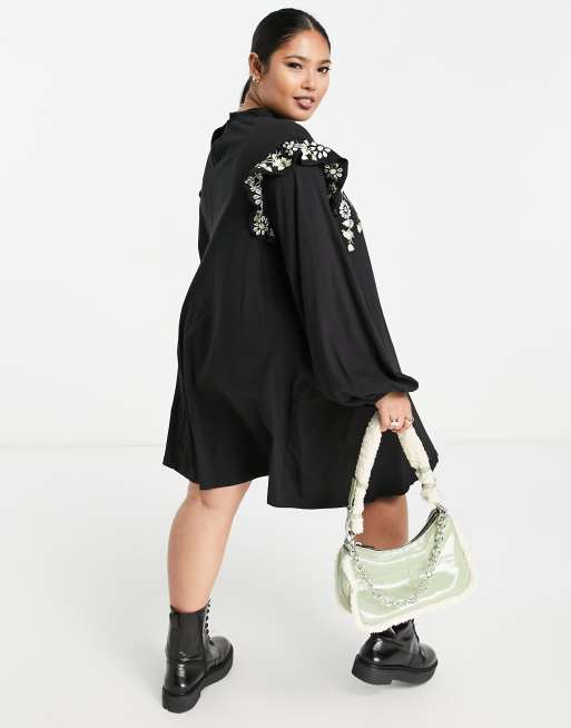 ASOS DESIGN Curve - Robe fluide courte avec volants aux épaules et marguerites brodées - Noir, 2 de 4