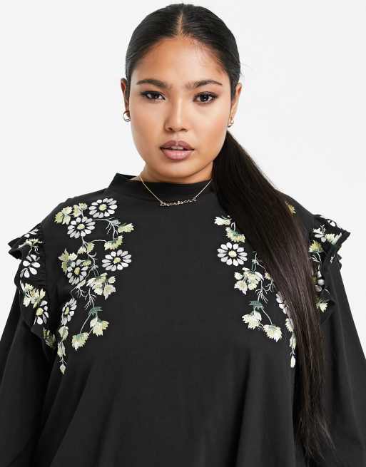 ASOS DESIGN Curve - Robe fluide courte avec volants aux épaules et marguerites brodées - Noir, 3 de 4