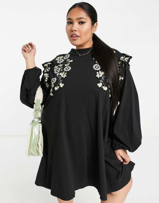 ASOS DESIGN Curve - Robe fluide courte avec volants aux épaules et marguerites brodées - Noir, 4 de 4