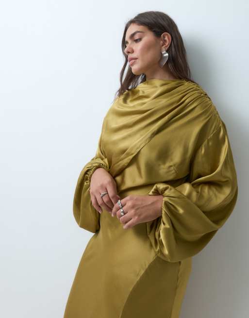 ASOS DESIGN Curve robe longue asymétrique en satin à manches blouson jaune, 3 de 5
