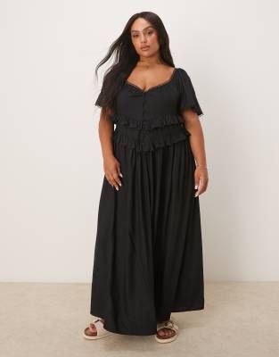 ASOS DESIGN Curve - Robe longue cintrée à la taille avec manches évasées - Noir