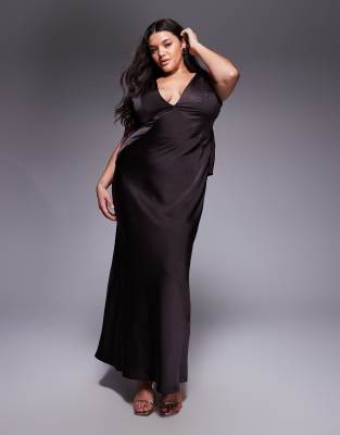 ASOS DESIGN Curve - Robe longue décolletée en satin avec bretelles à détail naud et encolure bénitier plongeante au dos - Chocolat-Brown 48