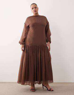 ASOS DESIGN Curve - Robe longue en mousseline avec encolure bateau et godets - Chocolat-Pas de couleur 46